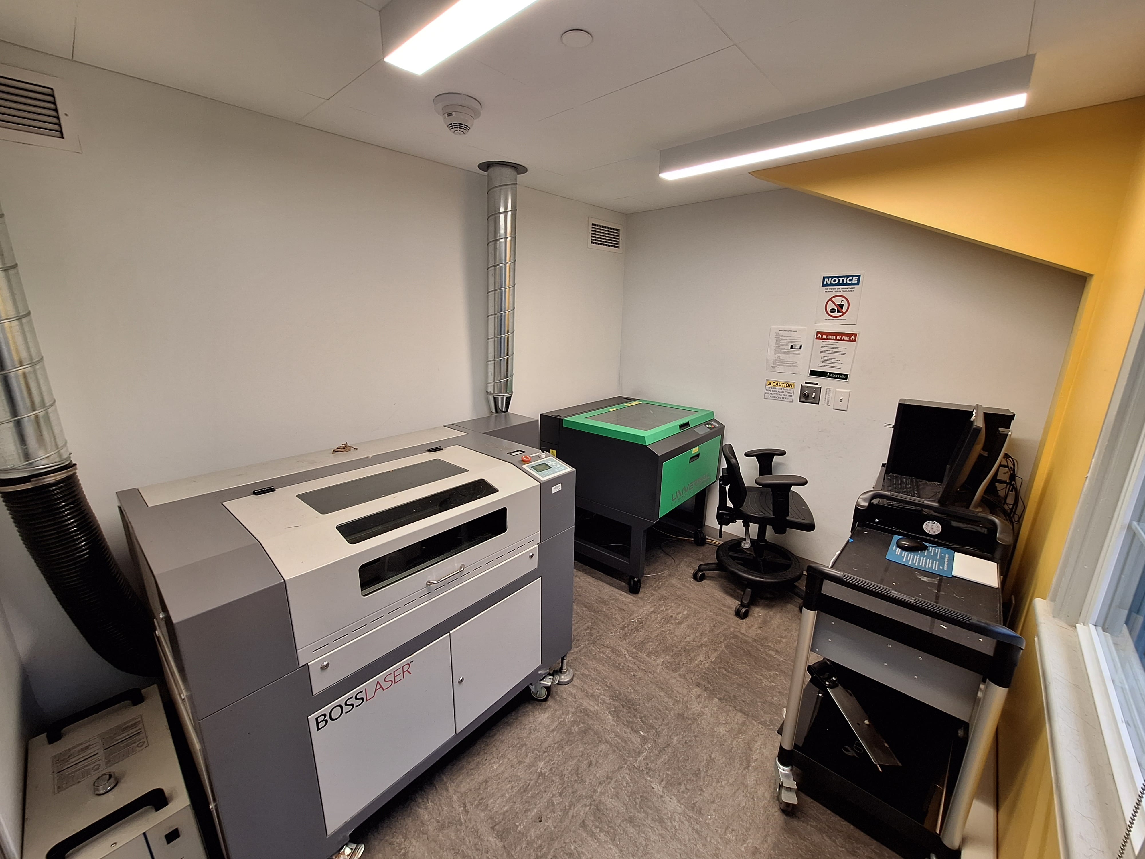 Room with two large laser cutting machines, ideal for Architecture majors and construction laboratories.